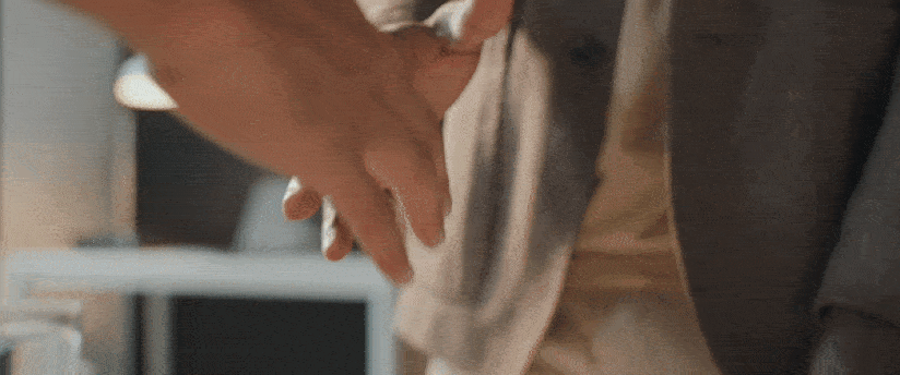 A handshake symbolizing the trust and partnership with the best forex broker.