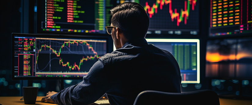 a man in front of some screens referring to how to install and trade with MetaTrader 4 Windows