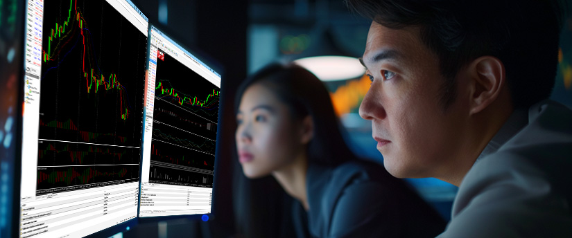 Dos hombres analizando una pantalla de ordenador que muestra un gráfico del mercado de valores relacionado con el trading de forex